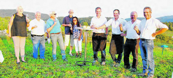 Weindegustation in wundervoller Umgebung: Die Bözer Rebleute stellten ihre Spezialitäten in familiärer Atmosphäre vor. (Bilder: st.)