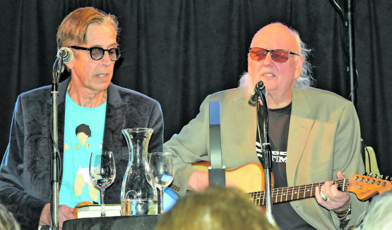 Ein eingespieltes Team: Pedro Lenz (li.,) und Gogo Frei gestalten diese literarischen Abende zusammen. (Bild: Frieda Steffen)