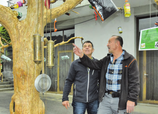 Zwei Weggefährten vor dem grossen Geschenkbaum: Werner Siegrist (re.) erklärt Hans Rudolf Fischer die Bedeutung der Symbolik. (Bilder: st.)