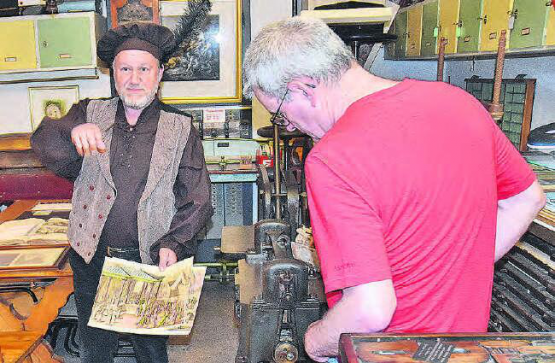 Seltene Exponate kurzfristig eingetroffen: Bruno Altherr, Besitzer der Gutenbergwerkstatt in Reitnau, spricht begeistert über die Qualität alter Farbdrucke.