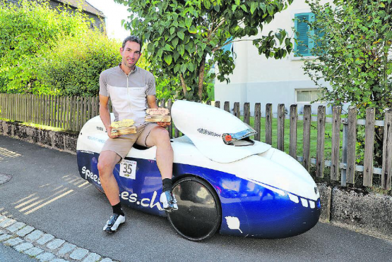 Ein fast unzertrennliches Gespann im Alltag wie beim Sport: Christoph Rindlisbacher holte mit seinem vollverschalten Liegerad den Weltmeister in der Gesamtwertung und Platz 3 in einer der Einzelwertungen. (Bild: rc.)