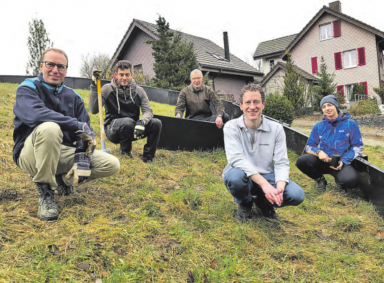 Damit die Amphibien sicher zur Unterführung gelangen, haben freiwillige Helfer um Pro-Natura-Geschäftsführer Matthias Betsche (im grauen Pulli) Amphibien-Zäune aufgebaut. (Bild: zVg.)