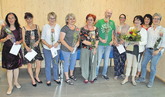 Die Jubilare nahmen persönlich ihre Rose entgegen: (v.l.n.r.) Claudia Petersen, Rebekka Pasquier, Vreni Jordi, Corinne Herger, Silja Coutsicos, Simon Kavas, Simone Peyer, Dora Basler, Bettina Kohler und Rosi Bäni. (Bilder: aw.)