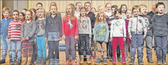 Zur Wiedereröffnung des Bottenwiler Mehrzweckgebäudes sangen die Bottenwiler Schülerinnen und Schüler den Bruce-Low-Song «Das alte Haus von Rocky Docky». (Bilder: Alfred Weigel)
