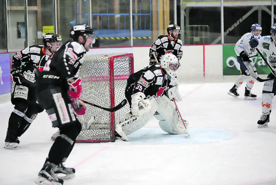 Brian Stucki im Tor der Red Lions Reinach. Er stand im Zentrum des Geschehens und war dem Team ein sicherer Rückhalt. (Bild: rc.)