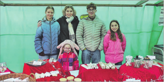 Junges Team am Stand der reformierten Kirchgemeinde: Praktische Ergebnisse eines Workshops als Geschenke. (Bilder: grh)