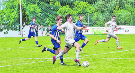 Eher die Ausnahme: Ein Böjueler enteilt dem Küttiger Mittelfeld. Über weite Strecken hatten die Gäste den Ball in ihren Füssen und das Spielgeschehen in diesem 3.-Liga-Spiel damit im Griff. (Bild: Roland Jaus)