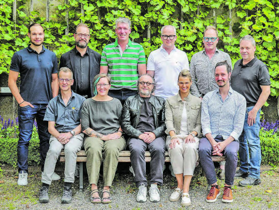 Haben viel Herzblut und Freizeit in die Schöftler Gwärbi investiert (stehend v.l.): Michael Meier (Bau), UlrichWatzel (Finanzen), David Faes (Sicherheit), Daniel Brunner (Bau), Daniel Hunziker (Gastronomie), Peter Zürcher (Unterhaltung); (sitzend v.l.): Dieter Bär (Tombola), Katja Struck (Sekretariat), Johannes Lehner (Präsidium), Claudia Salm (Vize-Präsidium), Markus Stutz (Marketing). (Bild: zVg.)