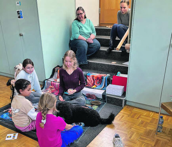 Die Lesehunde machten es sich zwischen den jungen Leserinnen und Lesern gemütlich und lauschten den Geschichten.