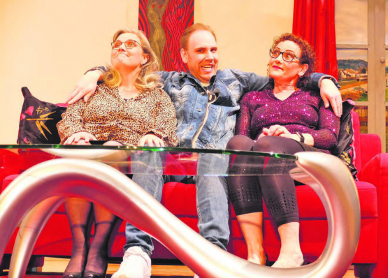 Sie sorgten für einige Turbulenzen im Hause Koller: Désirée Carbonara, Dominik Gruner und Daniela Furrer alias Silvia Matter, «Angelo» und Ursula Koller (von links nach rechts). (Bilder: awe.)