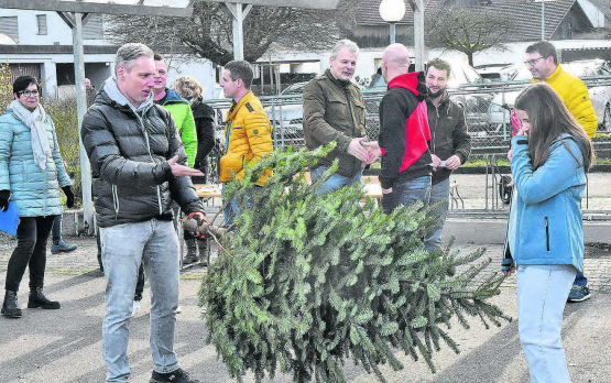 Sprechen noch die Wurftechnik im Familienwettbewerb ab: André und Tochter Alessia Dennler schleuderten den Weihnachtsbaum zum zweiten Rang. (Bild: aw.)