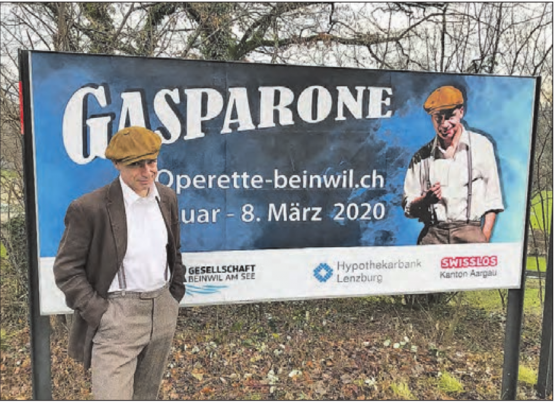 «Gasparone» vor seinem Plakat am Dorfeingang in Lenzburg. (Bild: pd.)