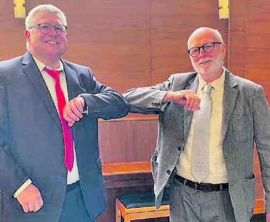 Glanzvoll gewählt: Andreas Aebersold nach seiner glanzvollen Wahl mit Kirchenpflegepräsident Peter Eichenberger (rechts). (Bild: zVg.)