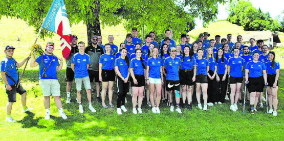 Endlich im Schatten: Für das Gruppenbild wechselte die Turnerfamilie unter den kühlen Schatten eines grossen Baumes. (Bilder: st.)