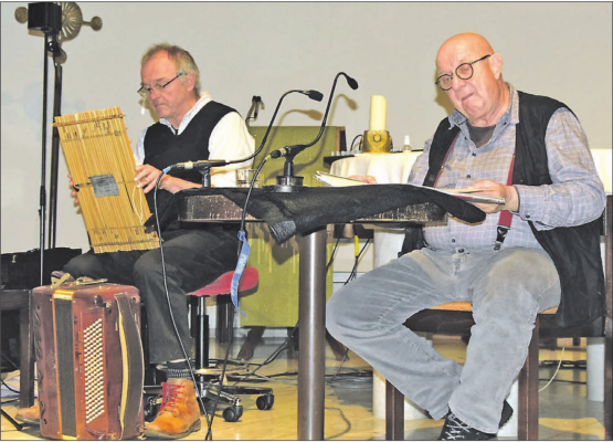 Ein einfühlsames Team: Hanspeter Bader (re.) und Ben Jeger anlässlich einer Bichsel-Lesung in der katholischen Pfarrei Schöftland. (Bild: Frieda Steffen)