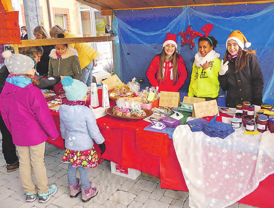 Auch die Jungen waren mit Begeisterung dabei: An diesem Stand gab es selbstgemachte Süssigkeiten zu kaufen.