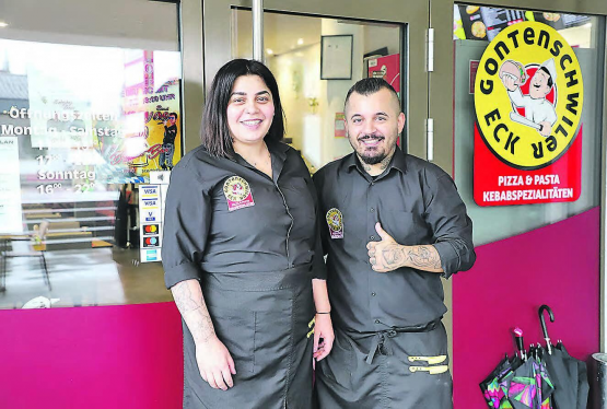 In der eigenen Beiz im «Gontenschwiler Eck»: Umut Selvi führt den Betrieb als Koch und Gastgeber und freut sich mit seiner Schwester und Geschäftsführerin Hatun Selvi auf hungrige Gäste. (Bild: rc.)