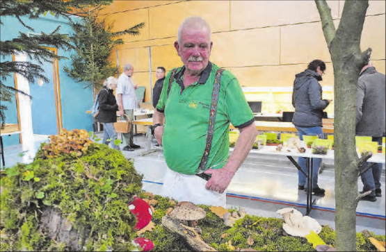 Ein Blick voller Stolz: Präsident Werner Hegi begutachtet die Ausstellung. (Bilder: mek)