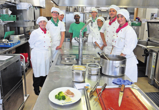 12.30 Uhr – Glückliche Küchencrew: Alles hat geklappt, 200 Mittagessen wurden bereitgestellt.