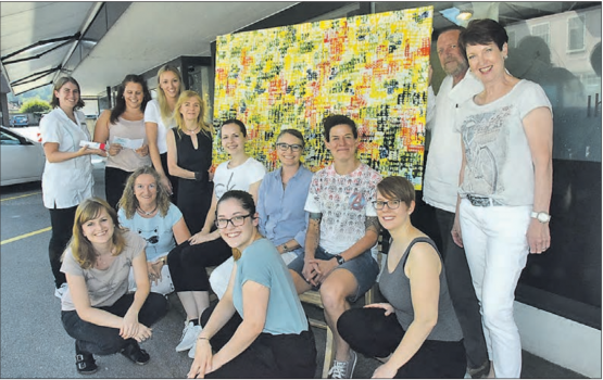 Kunst aus Medizinalfarben: Dem Künstlerpaar links und rechts vom Bild stand das gesamte Lindenapotheken-Team zur Verfügung, damit etwas Tolles entstehen konnte. (Bild: st.)