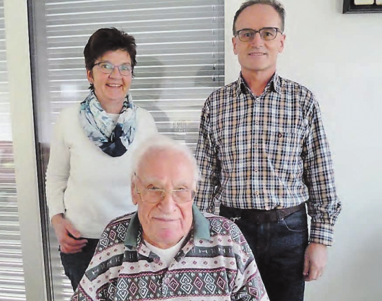 Besuch von einer Delegation des Rickenbacher Gemeinderates: Hans Dätwyler mit Gemeinderätin Ruth Künzli-Galliker und Gemeindeschreiber Stefan Huber. (Bild: zVg.)
