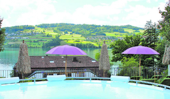 Genuss pur: Ein Pool fernab von Alltagsstress und eine Aussicht, wie sie schöner kaum sein könnte. (Bilder: grh)