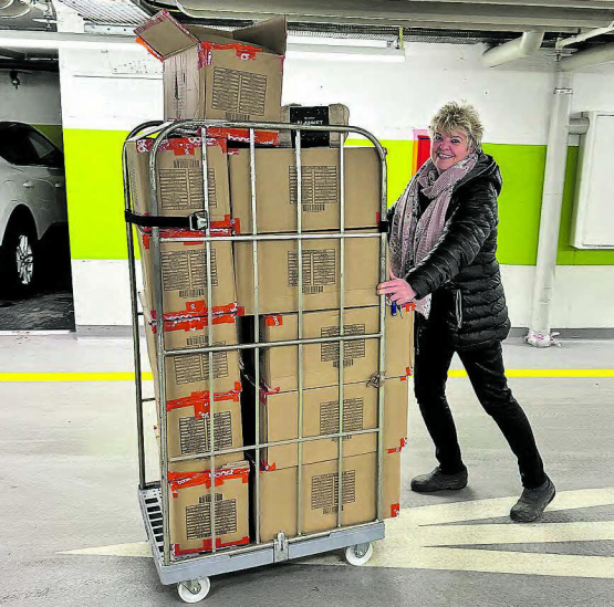 Da ist einiges zusammen gekommen: Ein normales ‹Poschtiwägeli› reichte nicht mehr, als Helen Dietsche im Dezember die 240 Kuscheldecken bei Coop abgeholt hat.