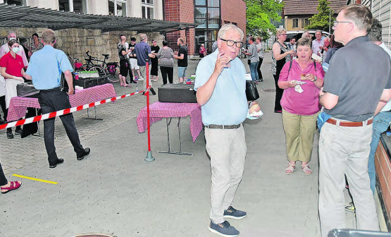 Diskutieren angeregt beim Take-Away: Schöftler Einwohner und Gemeinderäte (Bilder: aw.)
