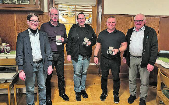 Empfänger der Verdienstmedaillen v.l.n.r.: Sandra Berg Vorstand BSV Kulm, Hansueli Bolt, Sportschützen Teufenthal, Monika Holliger, SG Gontenschwil, Marc Hess, SG Gontenschwil und Hans Schärer Präsident BSV Kulm. (Bild: zVg.)