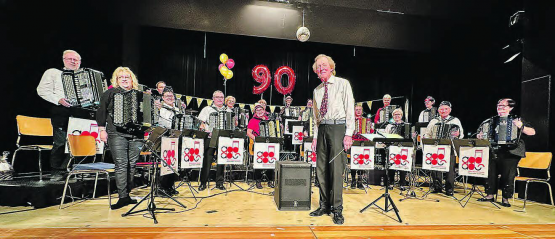 Gelungene Geburtstagsfeier: Präsidentin Brigitte Siegenthaler und Dirigent Jörg Gurtner mit dem Akkordeonorchester Oberentfelden/Schöftland. (Bild: Jil Lüscher)