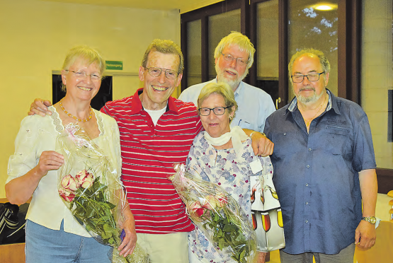 Sie sind mit Herzblut mit dabei: Der Vorstand des Vereins «Hilfe und Hoffnung für Kinder in Not», v.l.: Elisabeth Zingg (Kassierin und rechte Hand), Peter Busslinger (einer der beiden Revisoren), Ruth Ineichen (Vorstandsmitglied), Hans Paul Müller (Aktuar) und Klaus W. Neugeboren (Präsident). (Bild: st.)