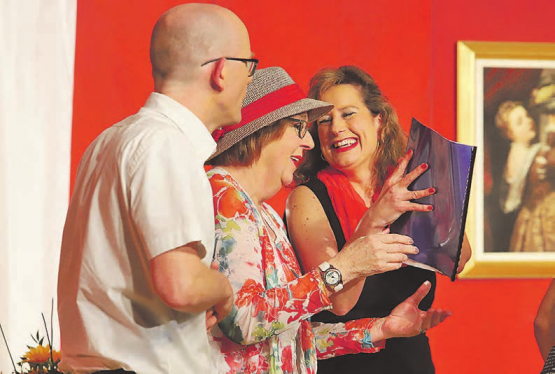 Das «Liebesnest» soll verkauft werden: Dirk Scharrenbach, Margrith Hunziker und Anita Häusermann (v.l.) studieren die Verkaufsdokumentation für die Ferienwohnung, die «Barbara Toskana» heimlich zweckentfremdet. (Bilder: Remo Conoci)