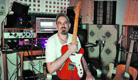 In seinem Studio in Gontenschwil tüftelte der Musiker Lars Rüetschi an seinem Song. (Bild: zVg.)