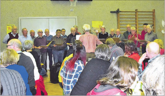 Die Sänger hatten ein Platzproblem: Ein sinnvolles Aufstellen des Chors war nicht möglich, aber das Ständchen unter der Leitung von Peter Lüscher kam bei den Gästen sehr gut an. (Bilder: st.)