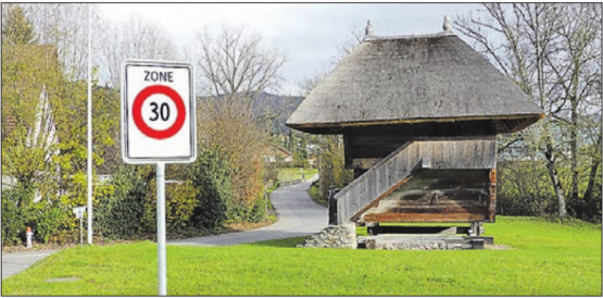 Die 30er-Zone hat Gültigkeit: Noch wird im Gebiet Obersteg zu schnell gefahren. Der Gemeinderat will die Situation analysieren und die Einführung von weiteren Tempo-30-Zonen weiterverfolgen. (Bild: moha. )