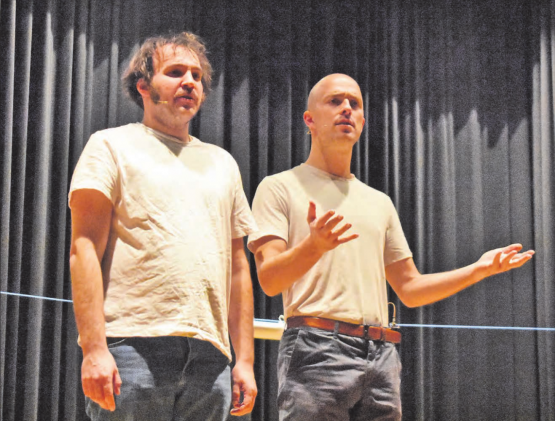 InterroBang führten das Publikum in der Mehrzweckhalle Teufenthal in den «Garten Reden», wie ihr neues Programm heisst. (Bild: hg.)