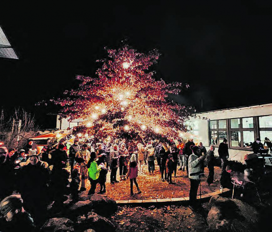 Open-Air-Familienweihnachtsfeier in Schöftland: Weihnachtlich geschmückter Begegnungsplatz beim Kirchgemeindehaus. (Bild: zVg.)