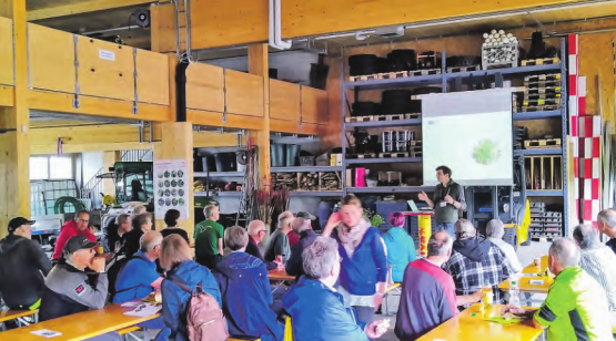 Was sind Neophyten? David Preiswerk vom Naturama führte praxisnah in die Thematik ein. (Bild: zVg.)