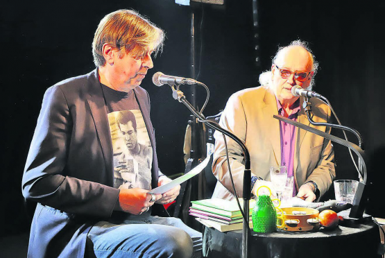 Die beiden kennen sich schon länger: Pedro Lenz (l.) und Gogo Frei unterhielten das Publikum im «Böröm». (Bild: rc.)