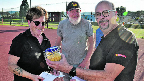 Alle rätseln, wie viele Hörnli sich im Glas befinden: Die Staffelbacher kamen mit ihrem Schätzresultat der Wirklichkeit am nächsten, abgebildet Trudy Müller, Herbert Hunziker und Thomas Buchschacher. (Bilder: aw.)
