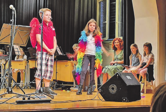 Bescheiden am Rand: Hanna Matti (in der Mitte hinten) während des Duetts von Jeremy Weber und Lorena Hauri an ihrem Abschiedskonzert. (Bild: tf)