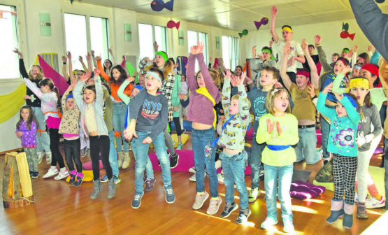 Bewegung auch beim Singen: Am letzten Tag wurden die Lieder für den Gottesdienst vom Sonntagmorgen eingeübt. (Bilder: st.)