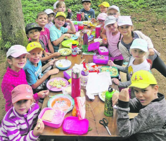 Gemeinsam zu Tisch: Die Waldkräuterpasta wurde gemeinsam an der grossen Waldtafel genossen.