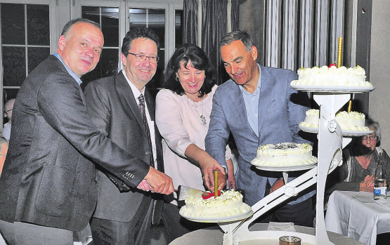 90 Jahre Strandbad Seerose in Meisterschwanden: Zur Feier des Tages wurde an der Generalversammlung auch eine Jubiläumstorte aufgefahren. Im Bild (von links) Vizepräsident André Meier, Präsident Dieter Studer, Manuela Gölz und Felix Suhner in Dessertlaune. (Bild: msu.)