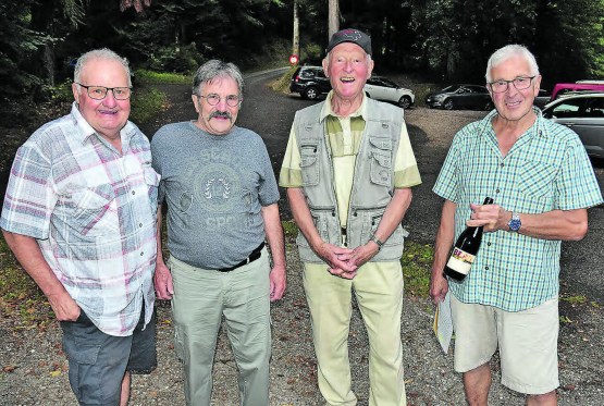 Drei Gründungsmitglieder am Waldhaushock anwesend: Hansjörg Madliger, Hans Häfliger und Werner Müller v. l. Vorstandsmitglied Bernhard Aeschbach (r.) trat ein Jahr später dem Langlaufverein bei. (Bild: aw.)