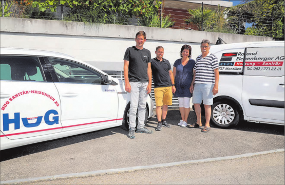 Die Übergabe wird vollzogen: (v.l.): Martin Kaufmann und Livio Käser von der Hug Sanitär + Heizungen AG sowie die frisch pensionierten Bea und Roland Eichenberger. (Bild: rc.)
