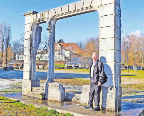 Der ehemalige Tierarzt Andres Brändli bei seinem Tor, das seit 2011 neben dem Dorfplatz in Kölliken steht. (Bild: Flurina Sirenio)