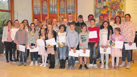 Grund zur Freude: Zwanzig Schülerinnen und Schüler der Musikschule Kulm durften im Beisein von Gästen ihre Zertifikate für den mCheck entgegen nehmen. (Bild: moha.)