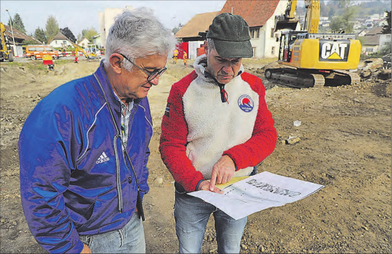 Orientierung vor Ort: Grabungsleiter David Wälchli von der Kantonsarchäologie des BKS (r.) zeigt Bauherr René Brogli, Inhaber der Firma Bromer Immobilien, wo vor 300 Jahren die spätgotische Kirche stand. (Bilder: rc.)