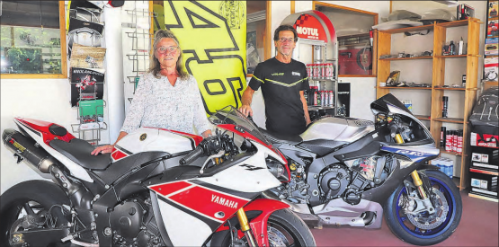Abschied von der Sandgasse 37: Josef und Marianne Arnold mit der «46» von Valentino Rossi, dessen Yamaha das Wirken von «Brands-Hatch Motos» viele Jahre geprägt hat. (Bild: rc.)